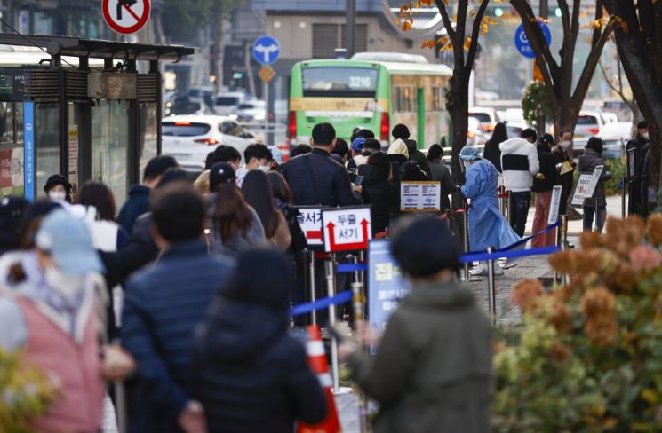 코로나19 위중증 환자가 500명에 육박한 16일 오전 서울 송파보건소 코로나19 선별진료소에서 검사를 받으려는 시민들이 대기하고 있다. [이미지출처=연합뉴스]