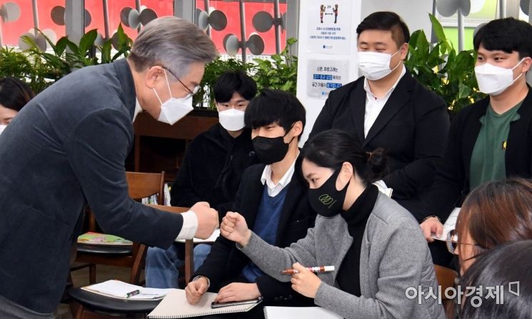 이재명 더불어민주당 대선후보가 16일 서울 서대문구 청년문화공간 신촌 파랑고래에서 열린 청소년 청년 기후활동가들과 기후위기 간담회에 참석, 참석자들과 인사를 나누고 있다./국회사진기자단