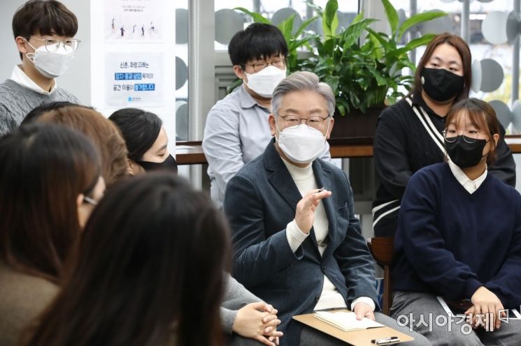 이재명 더불어민주당 대선후보가 16일 서울 서대문구 청년문화공간 신촌 파랑고래에서 열린 청소년 청년 기후활동가들과 기후위기 간담회에 참석, 참석자들과 이야기를 나누고 있다./국회사진기자단