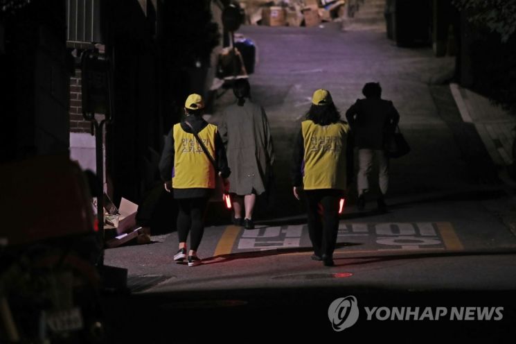 밤길 안전 귀가를 도와주는 '안심귀가 스카우트'./사진=연합뉴스