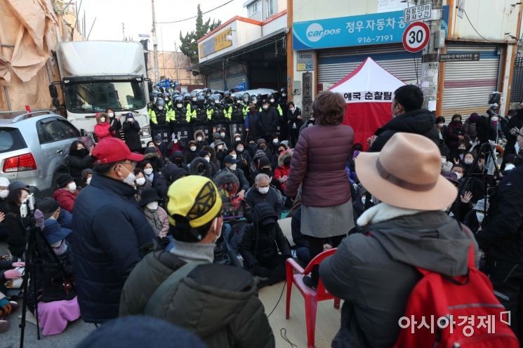 철거 문제를 두고 재개발조합과 갈등을 빚어온 서울 성북구 사랑제일교회에 대해 법원이 15일 6번째 명도집행에 나섰다. 교인들이 교회로 진입하는 골목에서 항의하고 있다. /문호남 기자 munonam@