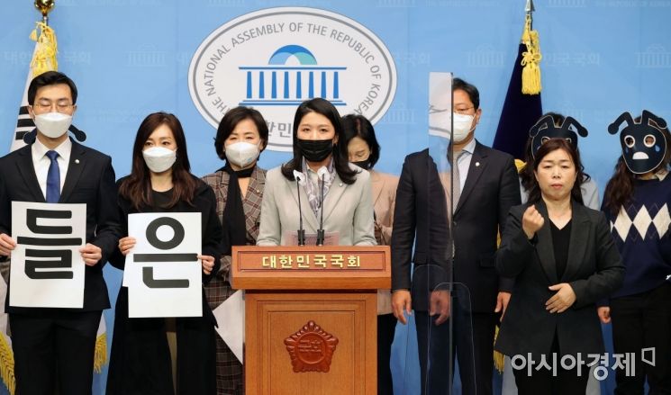더불어민주당 원내대표단이 16일 서울여의도 국회 소통관에서 윤석열 국민의힘 대선후보의 부인 김건희씨 도이치모터스 주가조작 연루 의혹 관련 소환조사를 촉구하는 기자회견을 하고 있다./윤동주 기자 doso7@