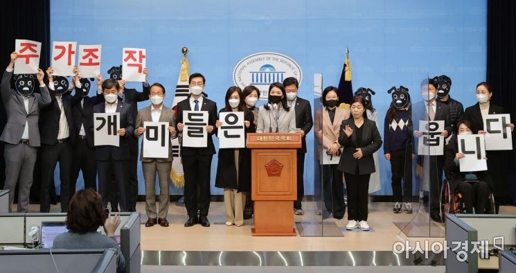 더불어민주당 원내대표단이 16일 서울여의도 국회 소통관에서 윤석열 국민의힘 대선후보의 부인 김건희씨 도이치모터스 주가조작 연루 의혹 관련 소환조사를 촉구하는 기자회견을 하고 있다./윤동주 기자 doso7@