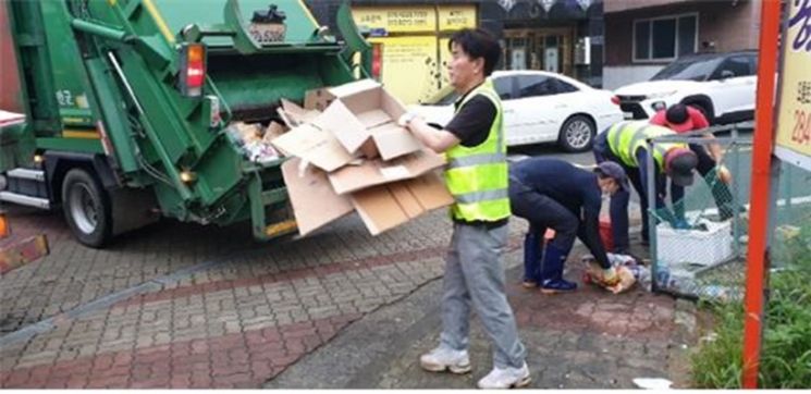 김경현 의원이 새벽 청소 봉사를 하고 있다. ⓒ 아시아경제