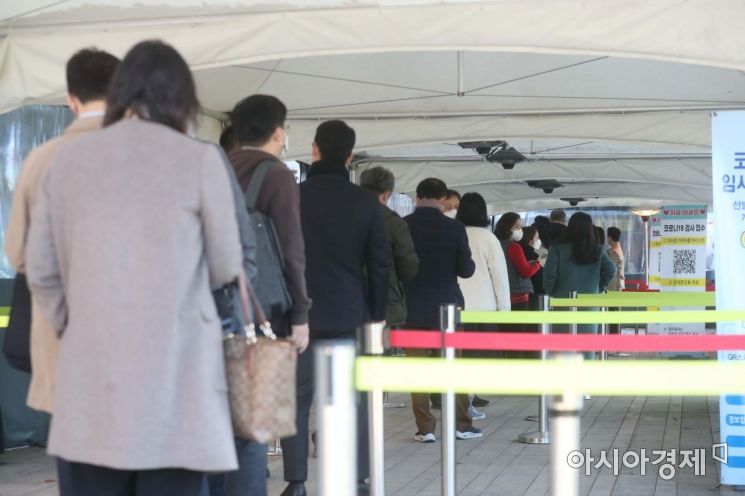 코로나19 신규 확진자가 3187명 발생한 17일 서울시청 앞 선별검사소에 검사를 받으려는 시민들의 발길이 이어지고 있다. /문호남 기자 munonam@
