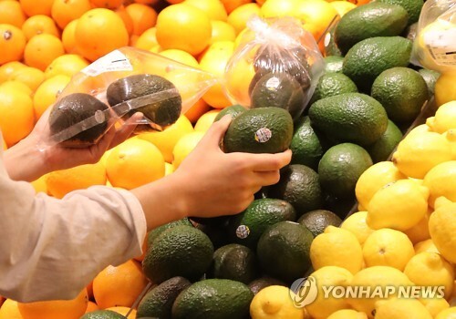 과일 껍질에 붙은 스티커의 비밀…실수로 먹었다면?