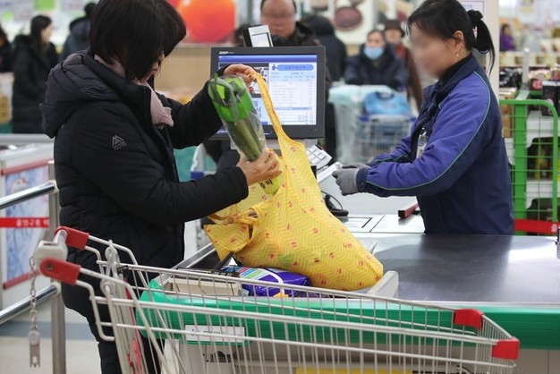 과일 껍질에 붙은 스티커의 비밀…실수로 먹었다면?
