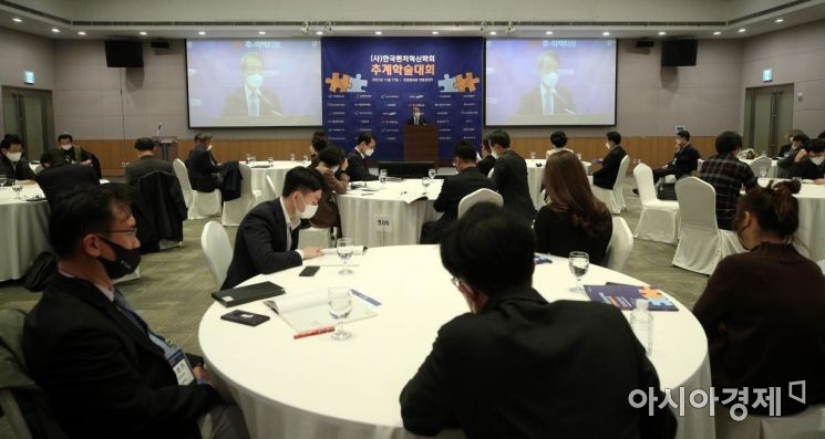 한국벤처혁신학회는 17일 서울 여의도 전국경제인연합회관에서 '중소벤처혁신기업의 ESG경영'을 주제로 추계학술대회를 개최했다./김현민 기자 kimhyun81@
