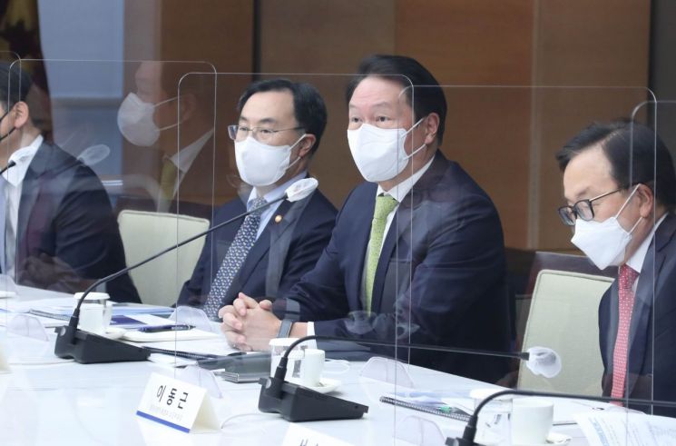 최태원 대한상공회의소 회장(오른쪽 두번째부터), 문승욱 산업통상자원부 장관 등이 17일 제2차 탄소중립 산업전환 추진위원회 회의에 참석했다.＜사진제공:대한상의＞