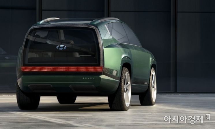 현대자동차가 17일(현지시각) 미국 LA에서 열린 '2021 LA 오토쇼'에 참가해 전기 SUV(스포츠유틸리티차량) 콘셉트카인 '세븐(SEVEN)'을 처음으로 공개했다.