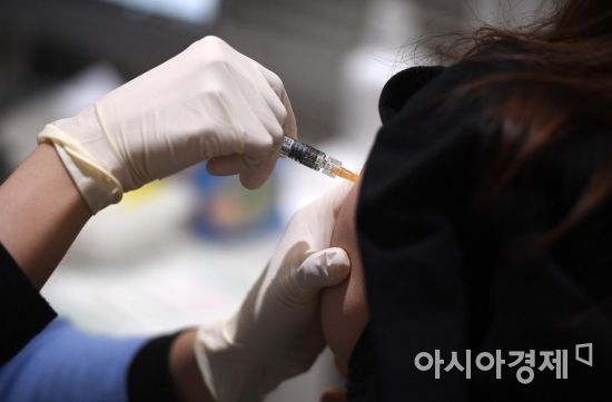 한 시민이 코로나19 백신 접종을 맞고 있다. 사진은 기사 중 특정 표현과 무관. 사진=아시아경제DB.