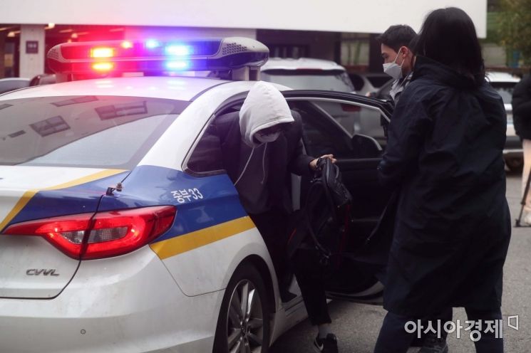 대학수학능력시험일인 18일 서울 종로구 경복고등학교에서 한 수험생이 경찰차를 타고 이동하고 있다. /문호남 기자 munonam@