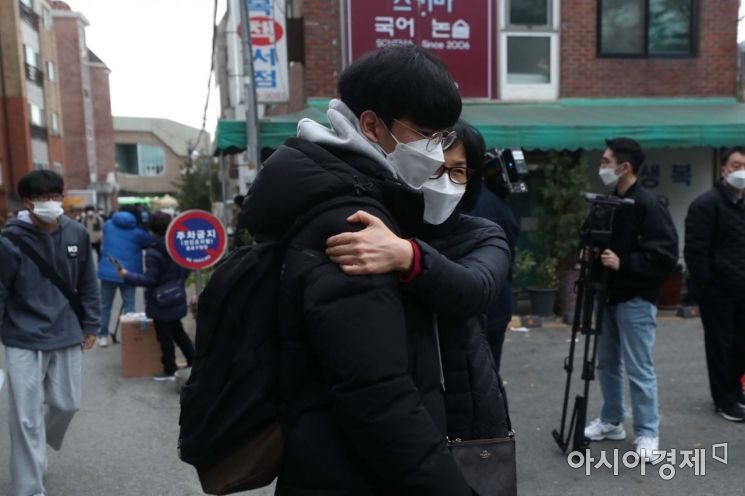 대학수학능력시험일인 18일 서울 종로구 경복고등학교에서 한 수험생이 어머니와 포옹하고 있다. /문호남 기자 munonam@
