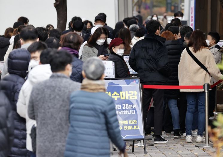 18일 오전 서울 송파보건소 코로나19 선별진료소에서 검사를 받으려는 시민들이 대기하고 있다. [이미지출처=연합뉴스]