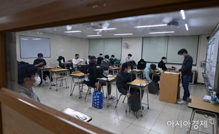2022학년도 대학수학능력시험이 치러진 18일 오전 서울 종로구 경복고등학교에서 수험생들이 시험 준비를 하고 있다.