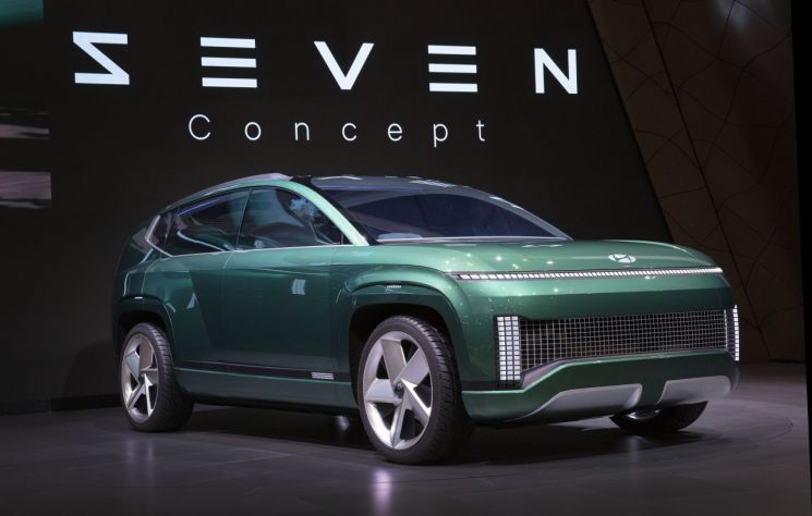 현대자동차가 17일(현지시각) 미국 LA에서 열린 '2021 LA 오토쇼'에 참가해 전기 SUV(스포츠유틸리티차량) 콘셉트카인 '세븐(SEVEN)'을 처음으로 공개했다.