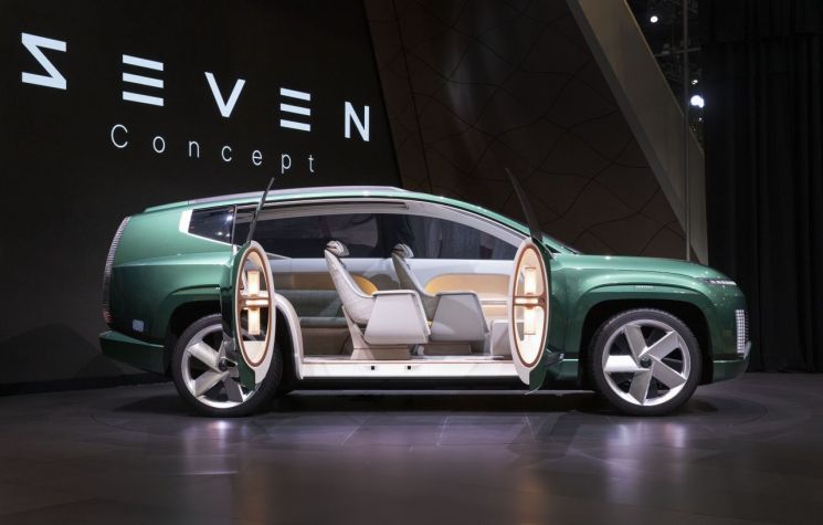 현대자동차가 17일(현지시각) 미국 LA에서 열린 '2021 LA 오토쇼'에 참가해 전기 SUV(스포츠유틸리티차량) 콘셉트카인 '세븐(SEVEN)'을 처음으로 공개했다.