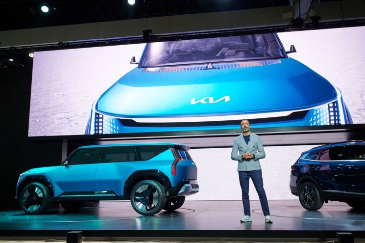 기아가 17일(현지시간) 미국 캘리포니아주 LA에서 개최된 ‘2021 LA 오토쇼’에서 '더 기아 콘셉트 EV9'을 공개했다. 기아디자인담당 카림 하비브(Karim Habib) 전무가 콘셉트 EV9 디자인 발표를 하고 있는 모습