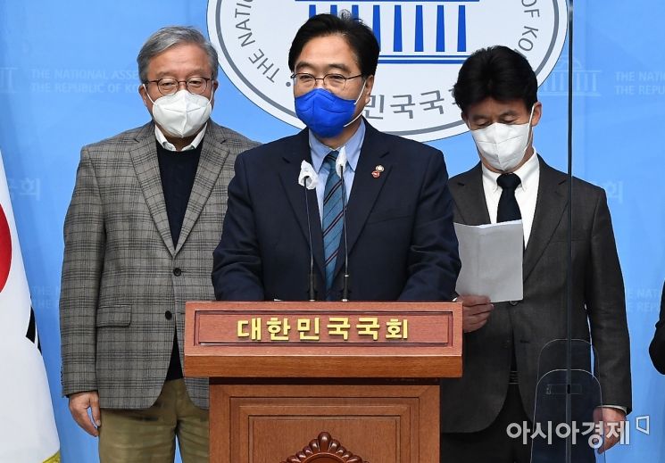 우원식 더불어민주당 의원이 18일 국회에서 이재명 더불어민주당 대선 후보 직속 기본사회위원회 출범을 알리는 기자회견을 갖고 있다./윤동주 기자 doso7@