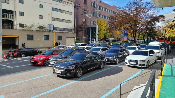 지난 11일 서울 구로구 한 회사 내 주차장에서 차량들이 이중주차돼 있는 모습. 최근 지자체와 민간업체들은 AI관제시스템을 도입해 유휴 주차공간을 활용하고 주차 비효율을 바로 잡으려 하고 있다.