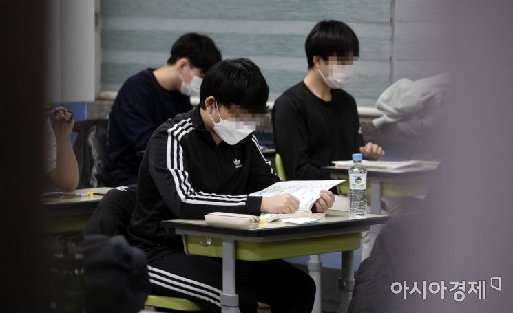 2022학년도 대학수학능력시험이 치러진 18일 오전 서울 여의도고등학교에 마련된 시험장에서 수험생들이 시험을 기다리고 있다./사진공동취재단