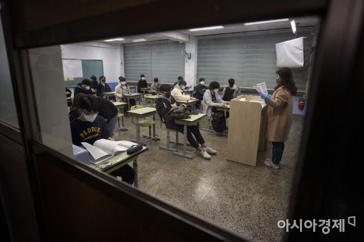 2022학년도 대학수학능력시험이 치러진 18일 오전 서울 여의도고등학교에 마련된 시험장에서 수험생들이 시험을 기다리고 있다./사진공동취재단