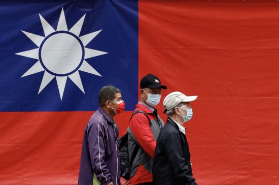대만 타이베이 거리에서 시민들이 국기인 청천백일기 앞을 걸어가고 있다. [이미지출처=연합뉴스]