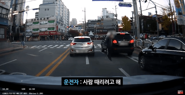 앞차 운전자에게 위협을 가하는 뒷차 운전자. 사진=유튜브 '한문철TV' 화면 캡처.