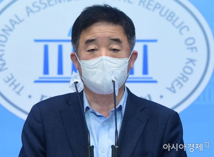 강득구 더불어민주당 의원이 18일 국회 소통관에서 도이치모터스 권오수 회장의 주가 조작 및 횡령 배임에 대한 수사를 촉구하는 기자회견을 갖고 있다./윤동주 기자 doso7@