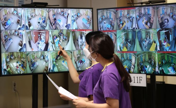 수도권에 코로나19 확산세가 지속됨에 따라 중환자 병상 부족 현상이 우려되는 가운데 17일 오후 서울 중랑구 서울의료원에서 의료진이 코로나19 중증환자 치료병상을 살펴보고 있다. [이미지출처=연합뉴스]