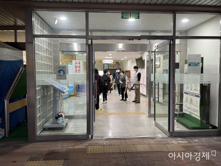 2022학년도 대학수학능력시험일인 18일 서울 종로구 경운학교. 시험장으로 들어가는 수험생들./사진=강주희 기자 kjh818@asiae.co.kr