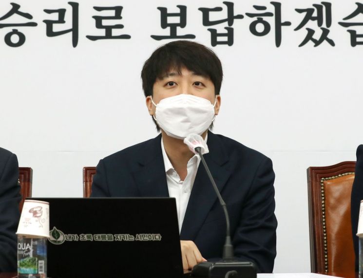 이준석 국민의힘 대표가 18일 오전 국회에서 열린 최고위원회의에서 발언하고 있다. [이미지출처=연합뉴스]