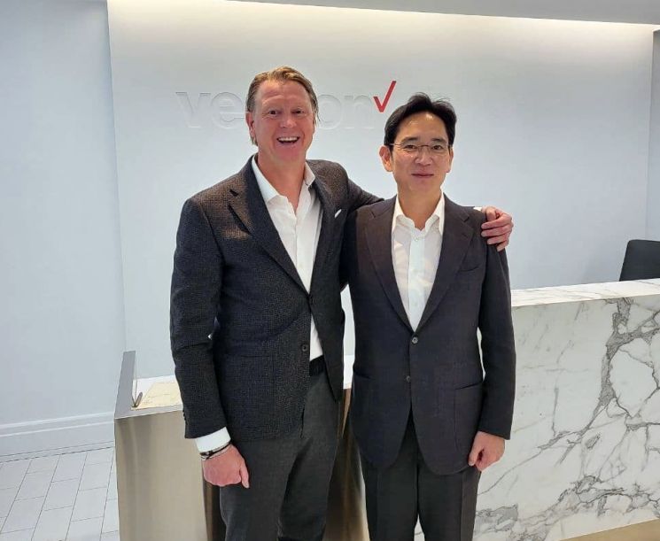 이재용 삼성전자 부회장(오른쪽)과 한스 베스트베리 버라이즌 CEO가 미국 뉴저지주 버라이즌 본사에서 만나 기념촬영하고 있다.[사진제공=삼성전자]
