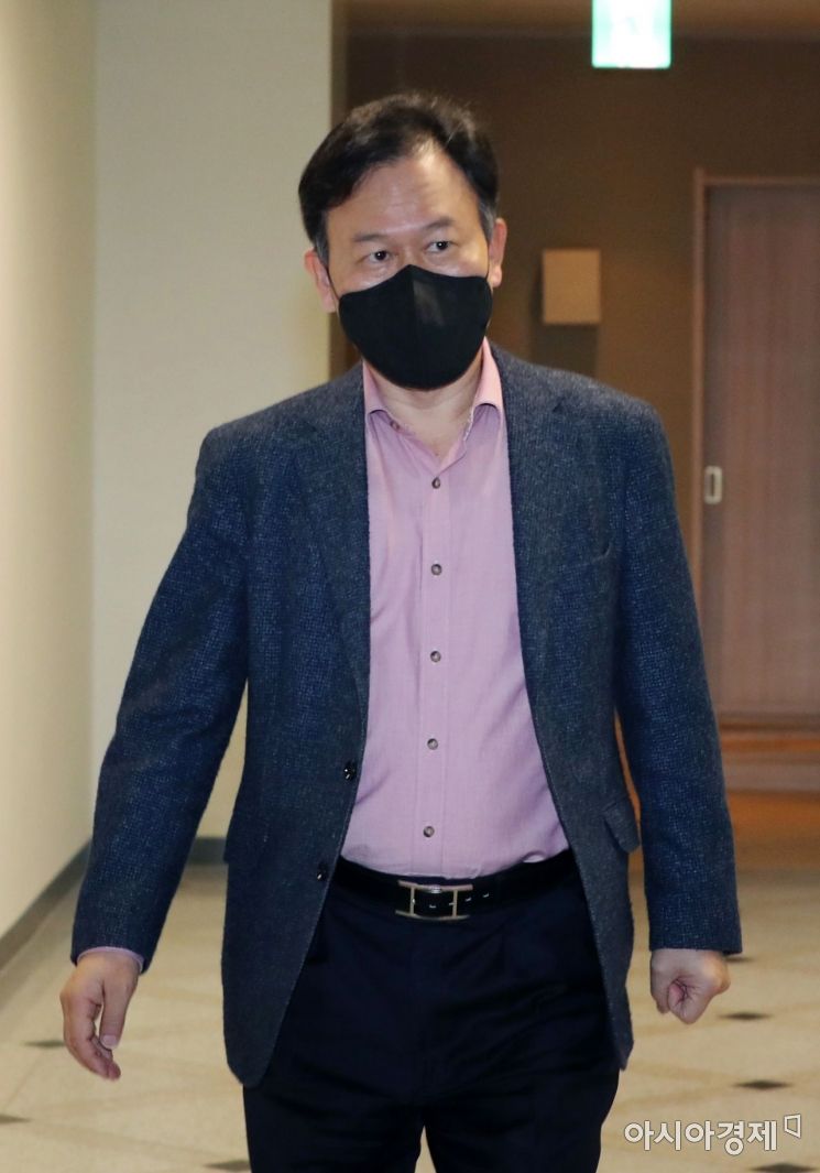 윤한홍 국민의힘 의원이 18일 서울 여의도의 한 음식점에서 윤석열 대선후보와  비공개 오찬 회동을 갖기 위해 들어서고 있다. 이날 회동에는 윤 후보와 권 사무총장, 주호영, 김태호, 윤한홍, 하태경 의원과 심재철 전 의원, 유정복 전 인천시장 등이 참석했다./윤동주 기자 doso7@