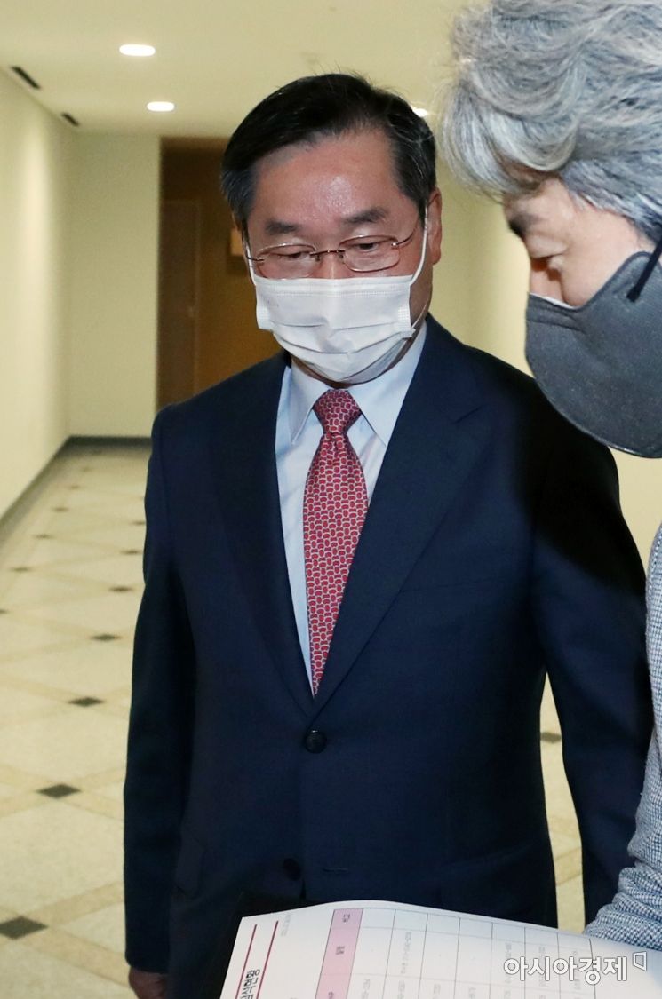유정복 전 인천시장이 18일 서울 여의도의 한 음식점에서 윤석열 대선후보와  비공개 오찬 회동을 갖기 위해 들어서고 있다. 이날 회동에는 윤 후보와 권 사무총장, 주호영, 김태호, 윤한홍, 하태경 의원과 심재철 전 의원, 유정복 전 인천시장 등이 참석했다./윤동주 기자 doso7@