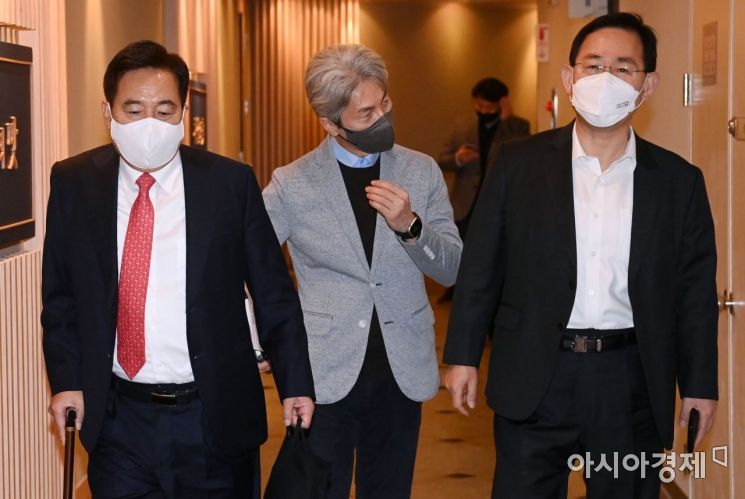 주호영 국민의힘 의원과 심재철 전 의원이 18일 서울 여의도의 한 음식점에서 윤석열 대선후보와  비공개 오찬 회동을 갖기 위해 들어서고 있다. 이날 회동에는 윤 후보와 권 사무총장, 주호영, 김태호, 윤한홍, 하태경 의원과 심재철 전 의원, 유정복 전 인천시장 등이 참석했다./윤동주 기자 doso7@
