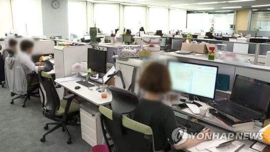 직장인들이 업무를 보고 있다. 사진은 기사 중 특정 표현과 무관. [이미지출처=연합뉴스]