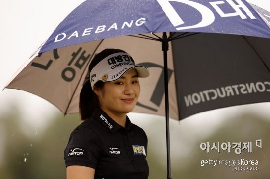 이정은6가 2021시즌 최종전 CME그룹 투어챔피언십 첫날 18번홀을 걸어가며 미소를 짓고 있다. 네이플스(미국)=Getty images/멀티비츠