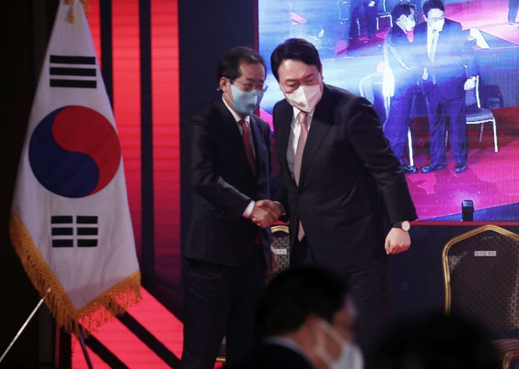 지난 5일 국민의힘 대선 후보로 선출된 윤석열 후보가 서울 용산구 백범김구기념관에서 열린 제2차 전당대회에서 당 대선 후보 경선 결과가 발표된 후 홍준표 경선 후보의 축하를 받고 있다. / 사진=연합뉴스