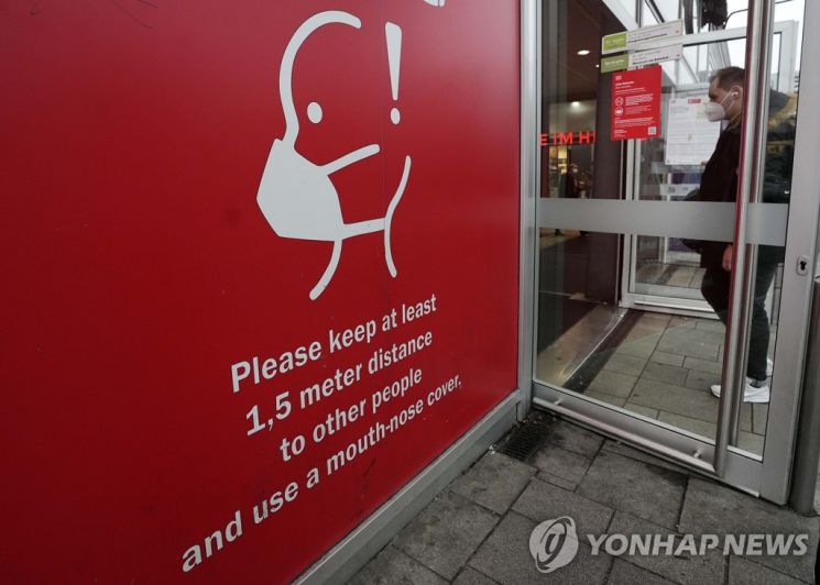 지난 17일(현지시간) 독일 쾰른의 한 기차역에서 마스크 의무 착용 표지판이 보인다. / 사진=연합뉴스