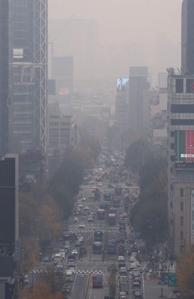 수도권 등 곳곳에서 초미세먼지 농도가 '나쁨' 수준을 보인 19일 서울 도심이 뿌옇게 보이고 있다. 기상청은 이날 미세먼지 농도가 수도권과 강원 영서, 충청권, 대구, 경북은 '나쁨', 그 밖의 권역은 '보통' 수준을 보이겠다고 예보했다./김현민 기자 kimhyun81@