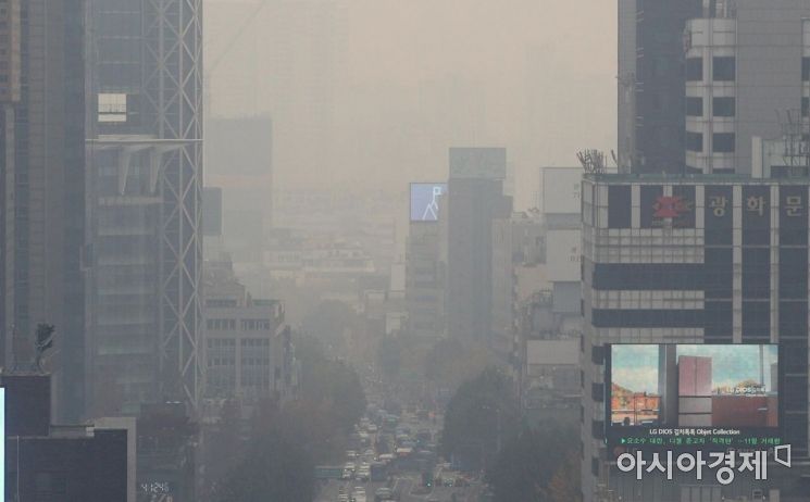 수도권 등 곳곳에서 초미세먼지 농도가 '나쁨' 수준을 보인 19일 서울 도심이 뿌옇게 보이고 있다. 기상청은 이날 미세먼지 농도가 수도권과 강원 영서, 충청권, 대구, 경북은 '나쁨', 그 밖의 권역은 '보통' 수준을 보이겠다고 예보했다./김현민 기자 kimhyun81@