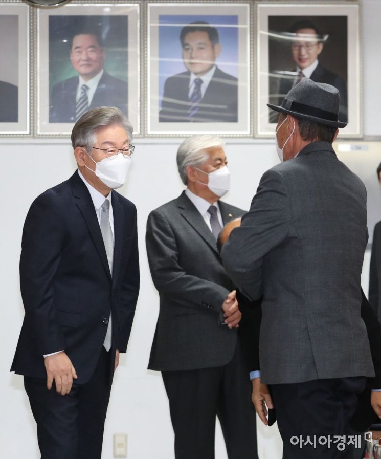 [포토] 이재명 후보, 경주 이씨 화수회관 방문