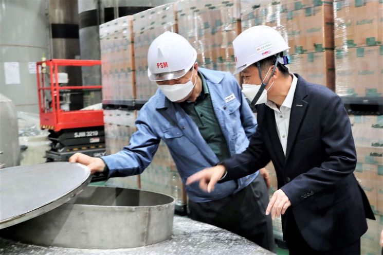 19일 오후 김학도 중진공 이사장(오른쪽)이 경기 안산 반월시화단지 금성이엔씨 현장을 찾아 둘러보고 있다.