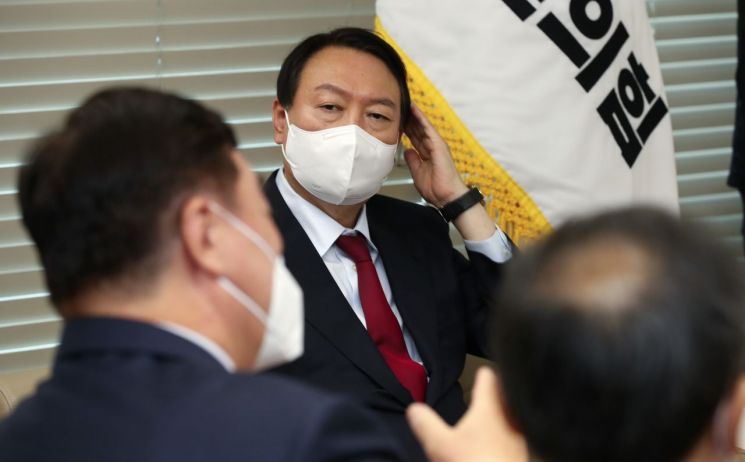 윤석열 국민의힘 대선후보가 19일 오후 서울 여의도 당사 후보실에서 싱하이밍 주한 중국대사와 면담하며 머리를 만지고 있다. [이미지출처=연합뉴스]
