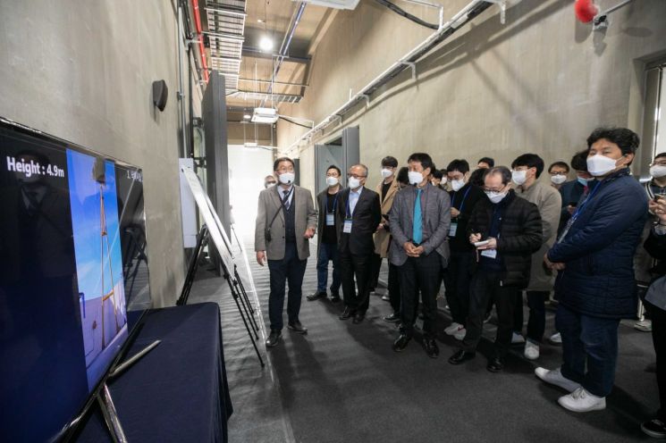 이정기 한국교통안전공단 자동차안전연구원 평가연구실장을 비롯한 관계자들이 친환경차 부품인증센터에서 진행하는 배터리 낙하실험에 대해 설명하고 있다.
사진제공=한국자동차기자협회