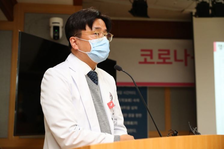 "확진자 증가에 병상배정 염려…재택치료환자 야간 약처방 개선 필요"  