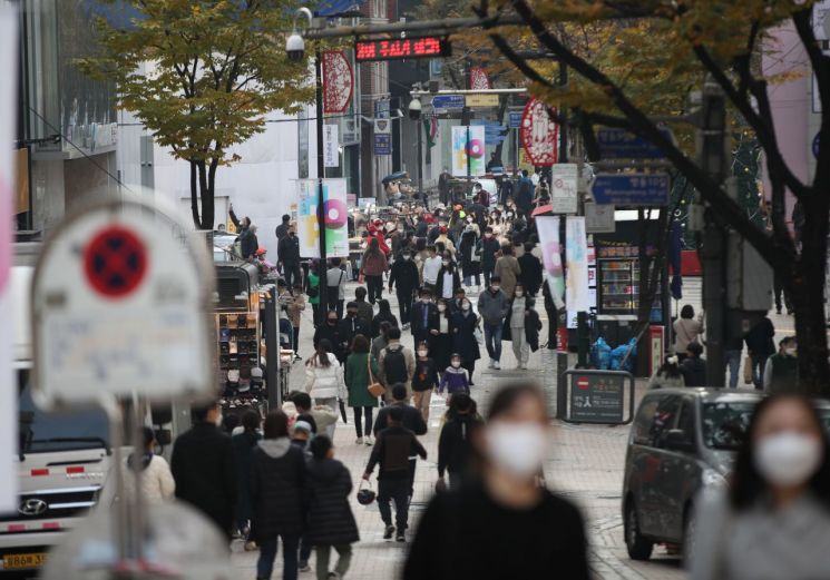 국내 최대 쇼핑 축제인 '2021 코리아세일페스타' 종료를 하루 앞둔 지난 14일 오후 서울 명동거리에서 시민들이 오가고 있다. [이미지출처=연합뉴스]