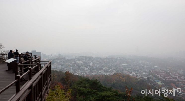 올해 하반기 첫 비상저감조치가 시행된 21일 서울 중구 남산에서 바라본 도심이 미세먼지에 싸여 있다./강진형 기자aymsdream@
