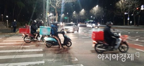 서울 한 사거리에서 배달원들이 마치 경주라도 하듯 빠르게 운행하고 있다. 사진은 기사 중 특정표현과 관계없음. 사진=한승곤 기자 hsg@asiae.co.kr